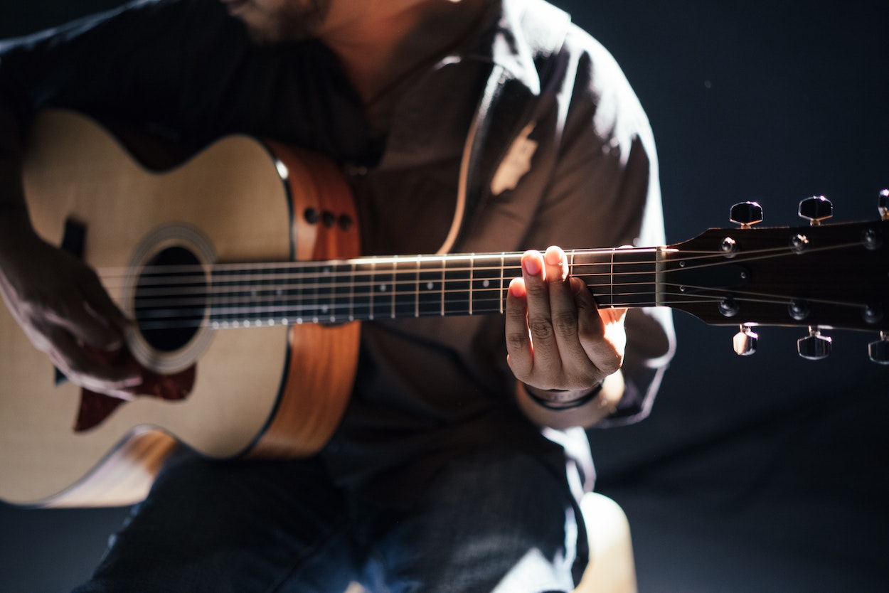 Guitariste acousitque foljk