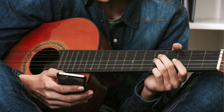Les 9 accessoires indispensables du guitariste - Guitare Pratique