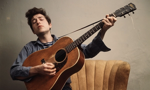 Bob-Dylan-jouant-sur-une guitare-Martin Bob Dylan Guitar Martin